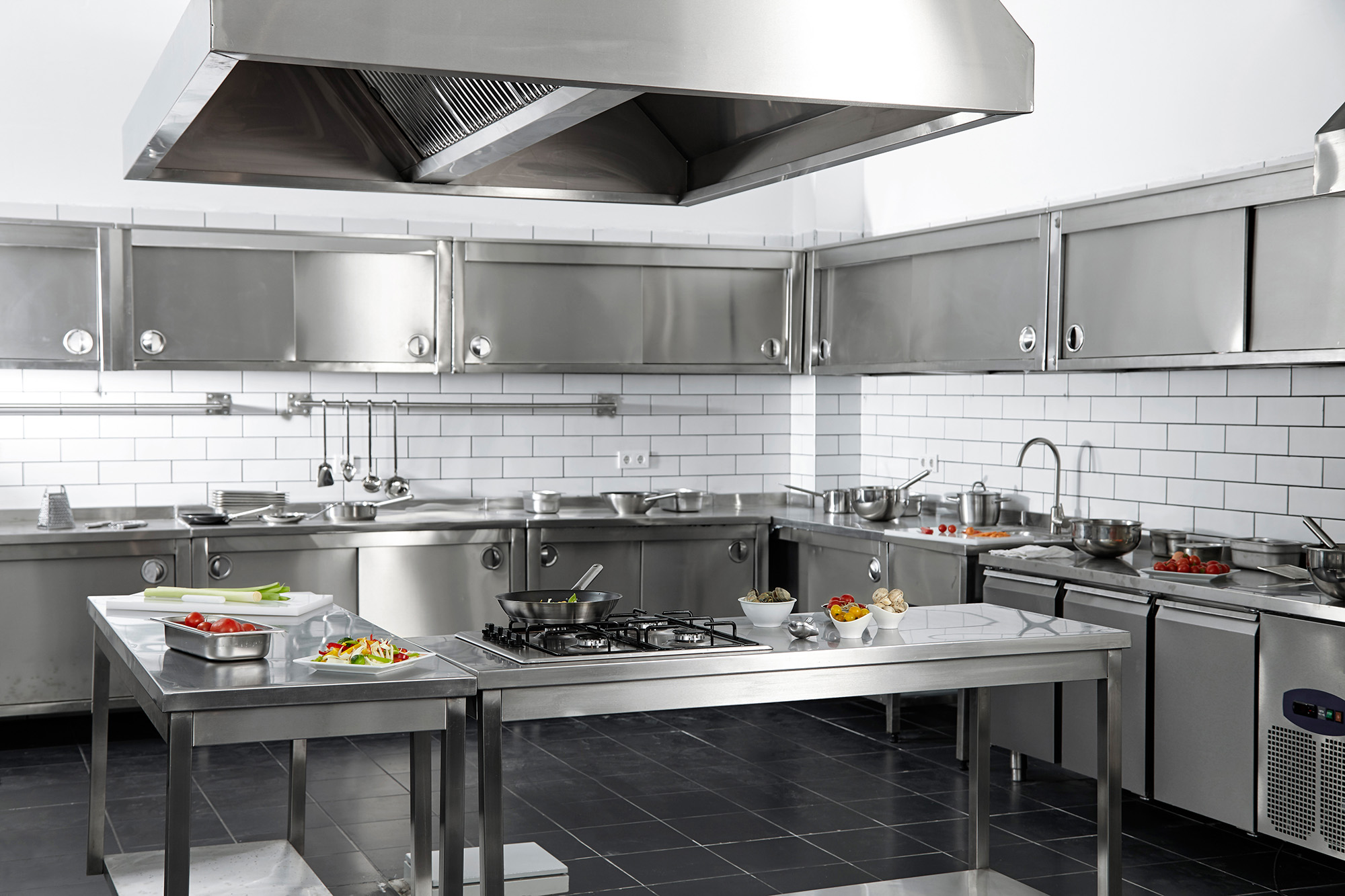 Кухня steel. Металлическая кухня. Профессиональные кухни из нержавейки. Кухня нержавейка. Кухня нержавеющая сталь.